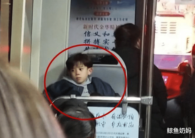 陈冠希|“小陈冠希”坐公交走红，高颜值引乘客羡慕，网友：愿意等你十年