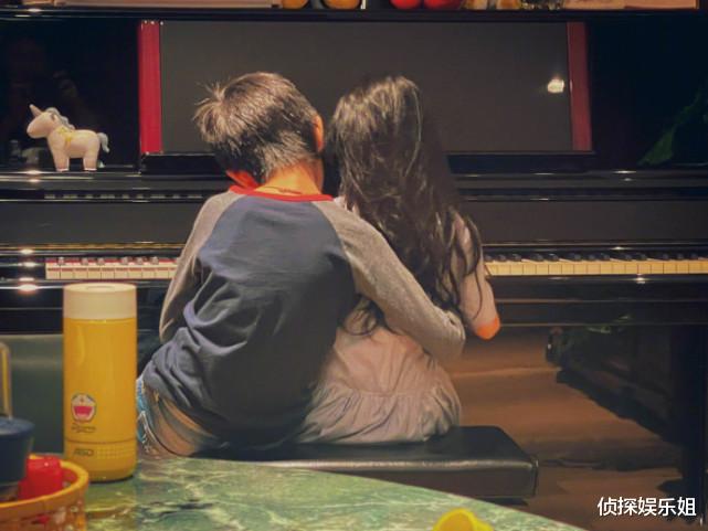 邓超|又暖又搞笑！网友环球影城偶遇邓超，因崴脚坐轮椅获超哥主动合影