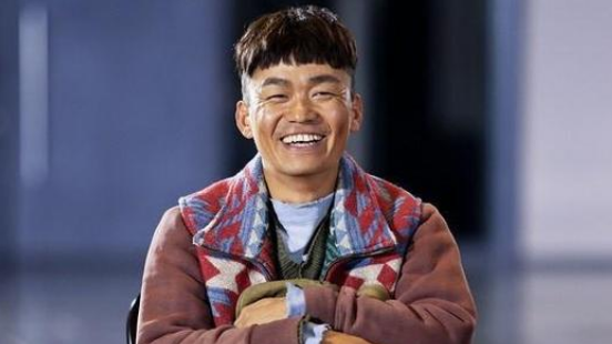 王宝强|38岁王宝强离婚后逆袭！敞开上衣秀八块腹肌，手部位置太尴尬