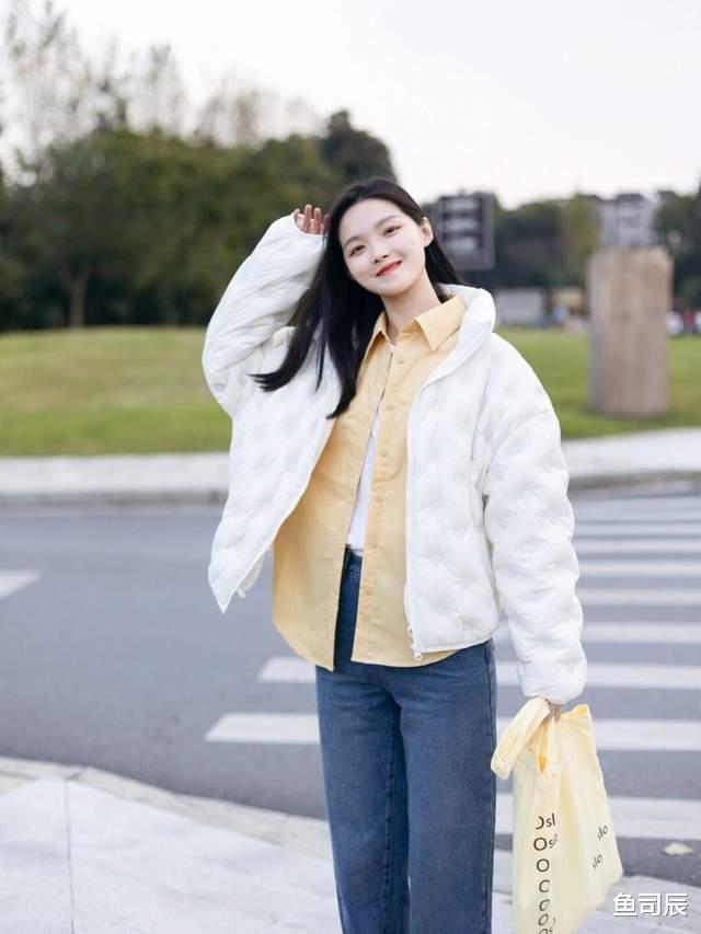 鱼司辰 冬天就要穿得保暖还好看，蓝绿色大衣+白色西装裤，知性又优雅