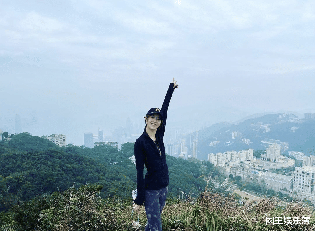 章泽天|豪门太太章泽天，新年照活力满分似少女，身材苗条女神范儿