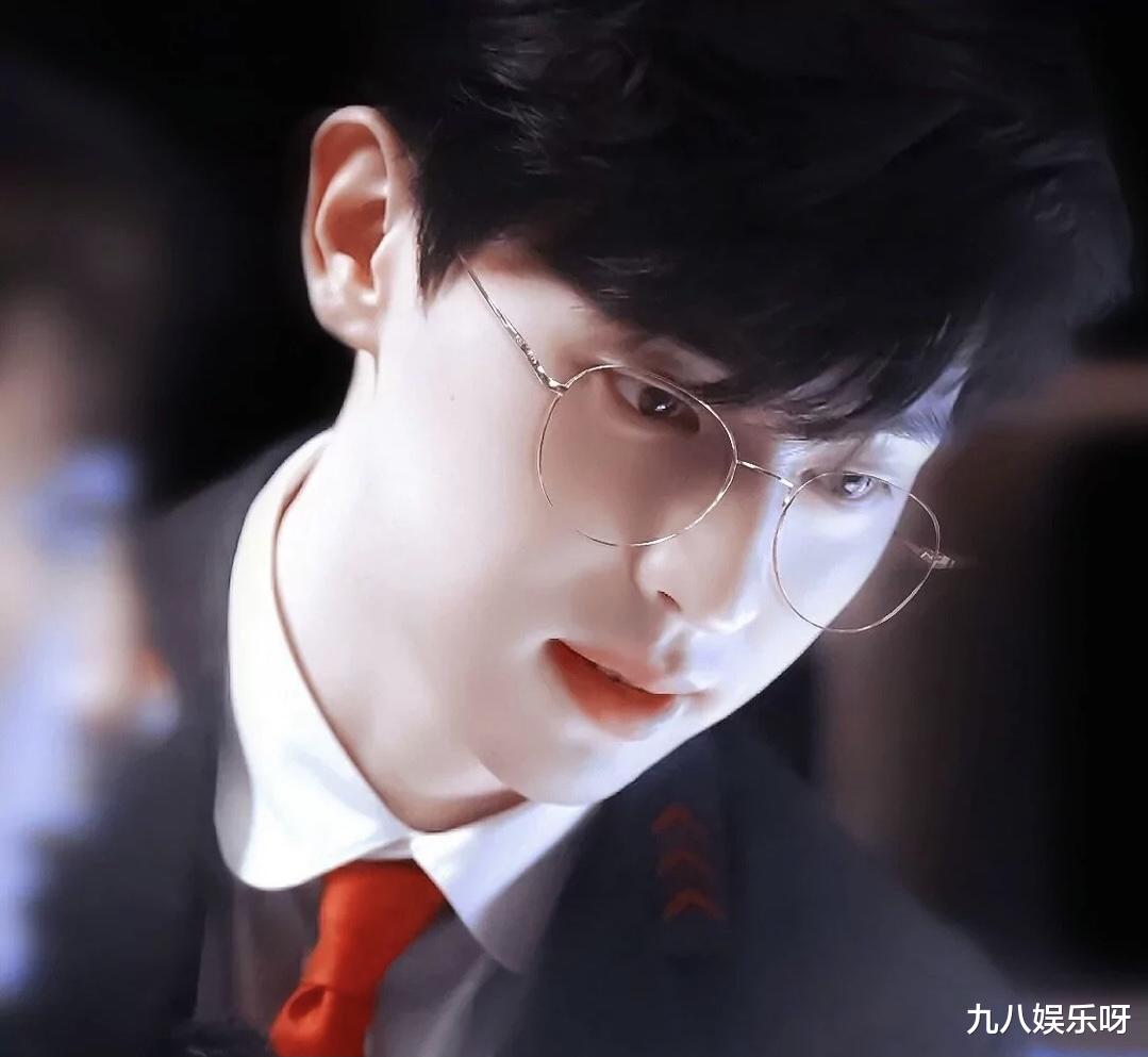 邓伦|四大“眼镜杀”男神，皆被代言商看中，邓伦：就我不合群？