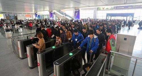 杨春香谈娱乐 今年过年该怎么回家，要不要留在厂里加班？专家这样说！