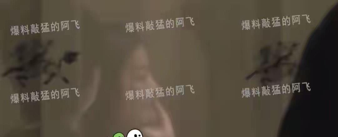 周旭阳嘉应 赵薇深夜与朋友聚餐，抽烟剔牙动作豪迈，手拿扇子接地气