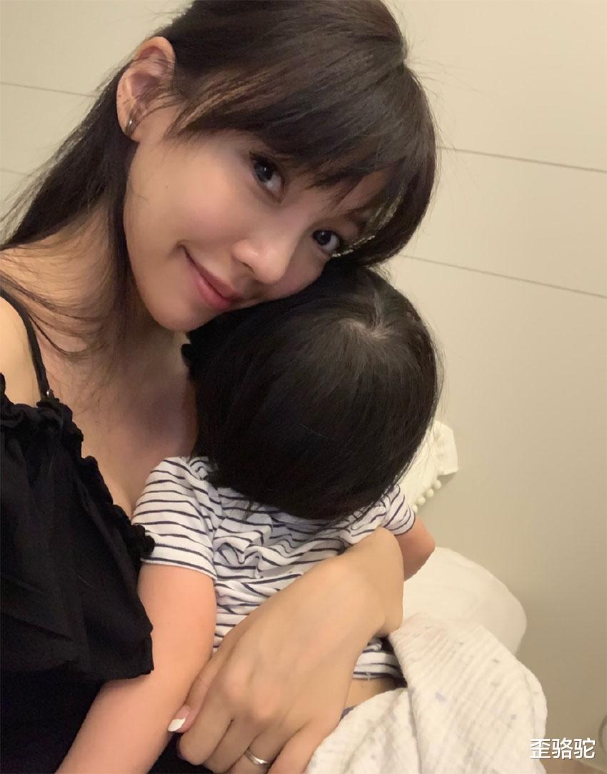 歪骆驼|同学：你妈妈很漂亮，儿子就不让我接他放学，妈妈很惭愧