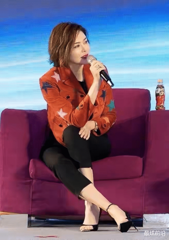 最炫前沿|女神也失手了?关之琳穿衣领子过紧勒脖子,“齐刘海”一言难尽