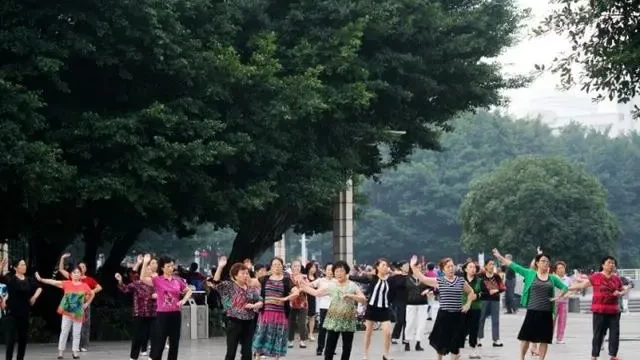 雯文情感屋|跳交谊舞的男女会影响婚姻吗?10年舞龄的56岁大姐说出实情