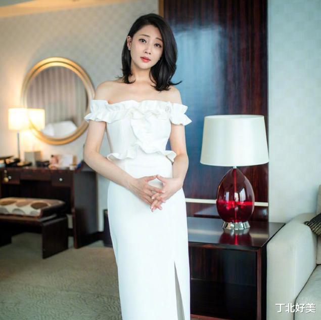 殷桃|42岁殷桃晒泳装照,身材曲线太完美,看完照片让人血脉喷张欲罢不能