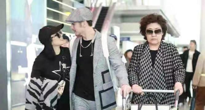 钟丽缇|旁若无人，钟丽缇靠婆婆肩膀撒娇，不料却被婆婆的气质“秒杀”