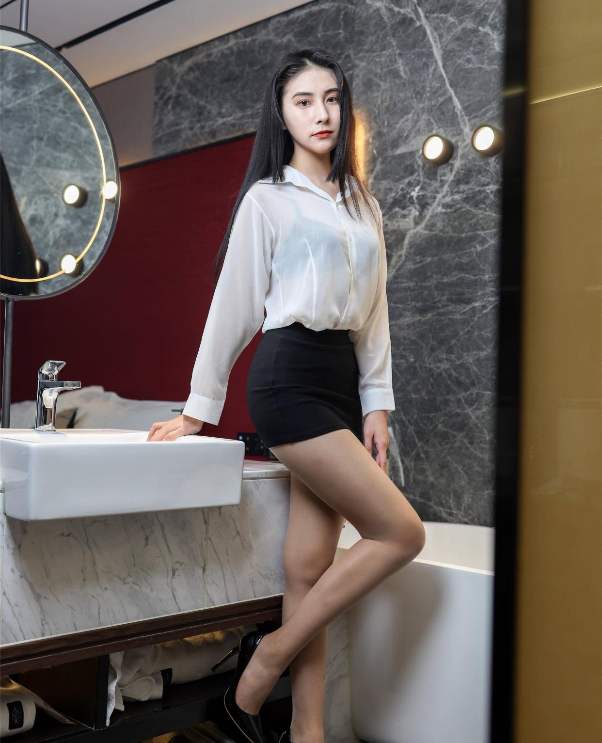 百里守刖|性感又不失女人味！小姐姐包臀短裙搭配高跟凉鞋，女人味十足