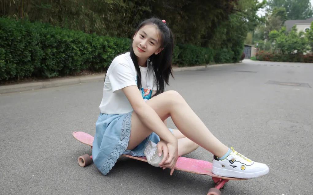 田雨橙|同样是富养，聚光灯下的黄多多和森碟，一个向左，一个向右