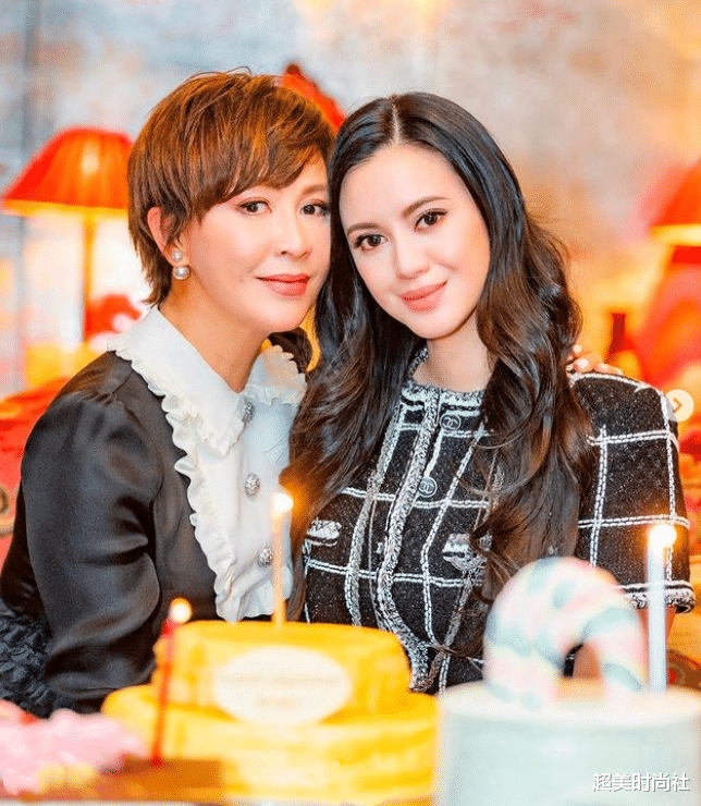 超美时尚社|身家百亿富婆林恬儿为夫庆生，穿搭年轻似少女，曾是霍启山前女友