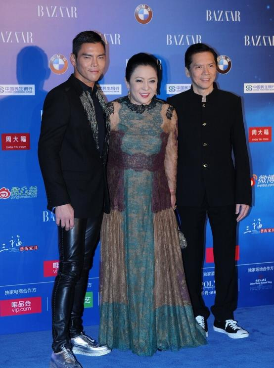 何有强|向太这气质真不是吹的，穿墨蓝色外套简约低调，难掩强大气场