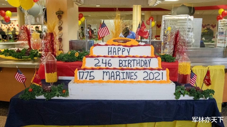 美军|美军用佩剑切蛋糕，纪念陆战队生日，讲卫生吗？