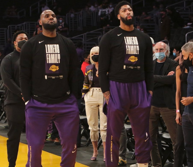 施罗德|2-1，施罗德被暴力推翻，场面混乱+浓眉被拉住！名嘴苏群：系列赛结束了