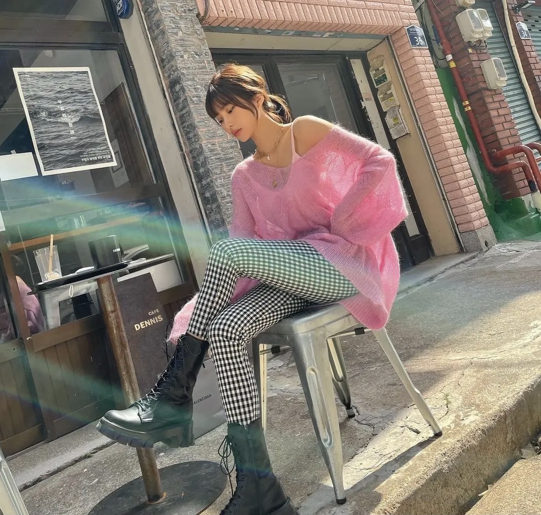 就聊一下|吊带背心与罩衫是绝配，轻松穿出动人女神范儿，搭配马丁靴超帅的