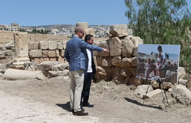 威廉|威廉凯特一家悄悄度假，女王送妈妈的耳环给凯特，路易笑得很开心