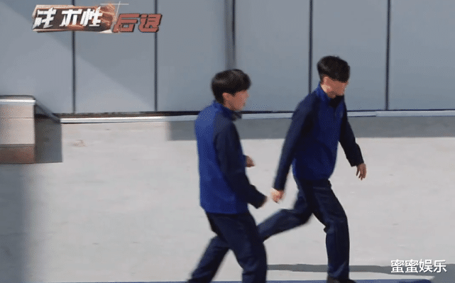 煤气罐|面对着火的煤气罐，陈小春张智霖张晋的反应大不同，细节看出教养