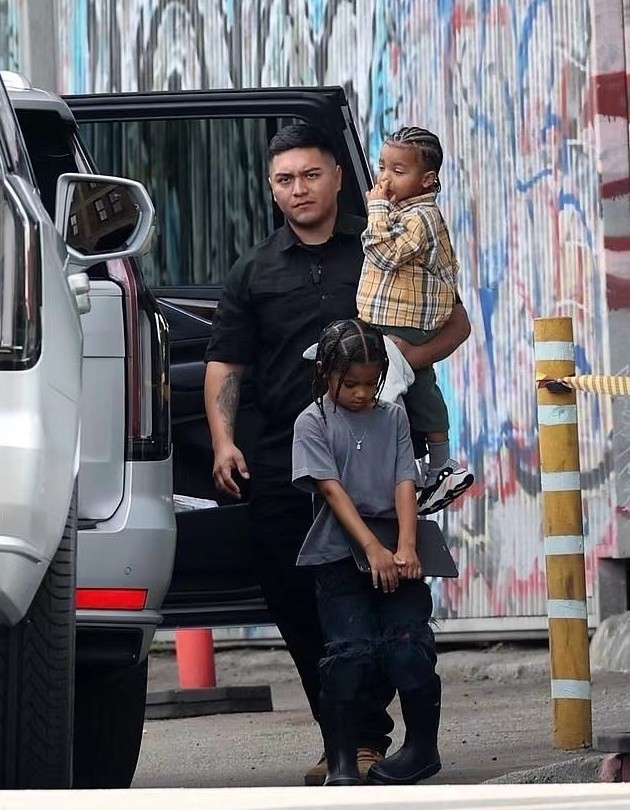 明星|坎爷与四个孩子终于团聚!8岁西北妹美成女明星,扎紫色脏辫好酷