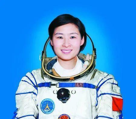 航天员 求问：三位航天员一个月工资有多少？出差补助一天有多少钱？