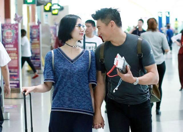 反派|刘诗诗和吴奇隆真的很像，出门的时候穿的都很低调，却都很高级