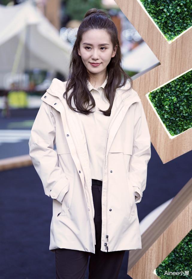 穿衣搭配|刘诗诗穿衣挺普通的,工装风衣配POLO衫都挺复古,但气质好优雅