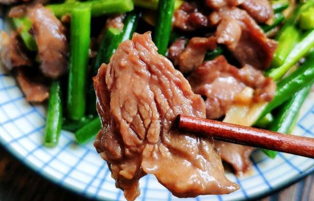 Ada妈妈|简单好吃的蒜薹嫩牛片，鲜嫩营养又美味，孩子爱吃的辅食菜肴