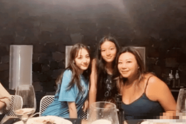 迪丽热巴|迪丽热巴在国外拍照失去PS,无滤镜下的生图,颜值太过真实