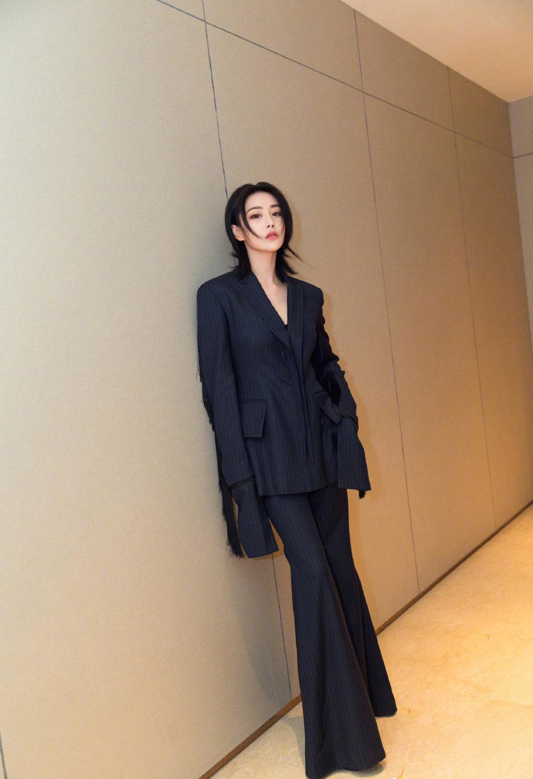 张馨予|张馨予晒出靓照，穿白色瘦腰大衣配短发隔空示爱老公，又美又飒