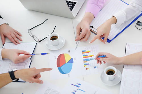 求职|奇葩面试题：3杯水怎么分给4位领导，小美女说了三个字，被录用