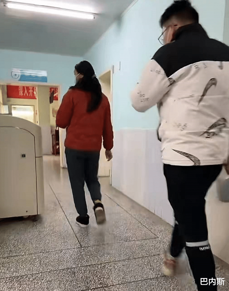 |小春花去孕检弟弟意外出镜，戴着眼镜很斯文，干干净净不干农活