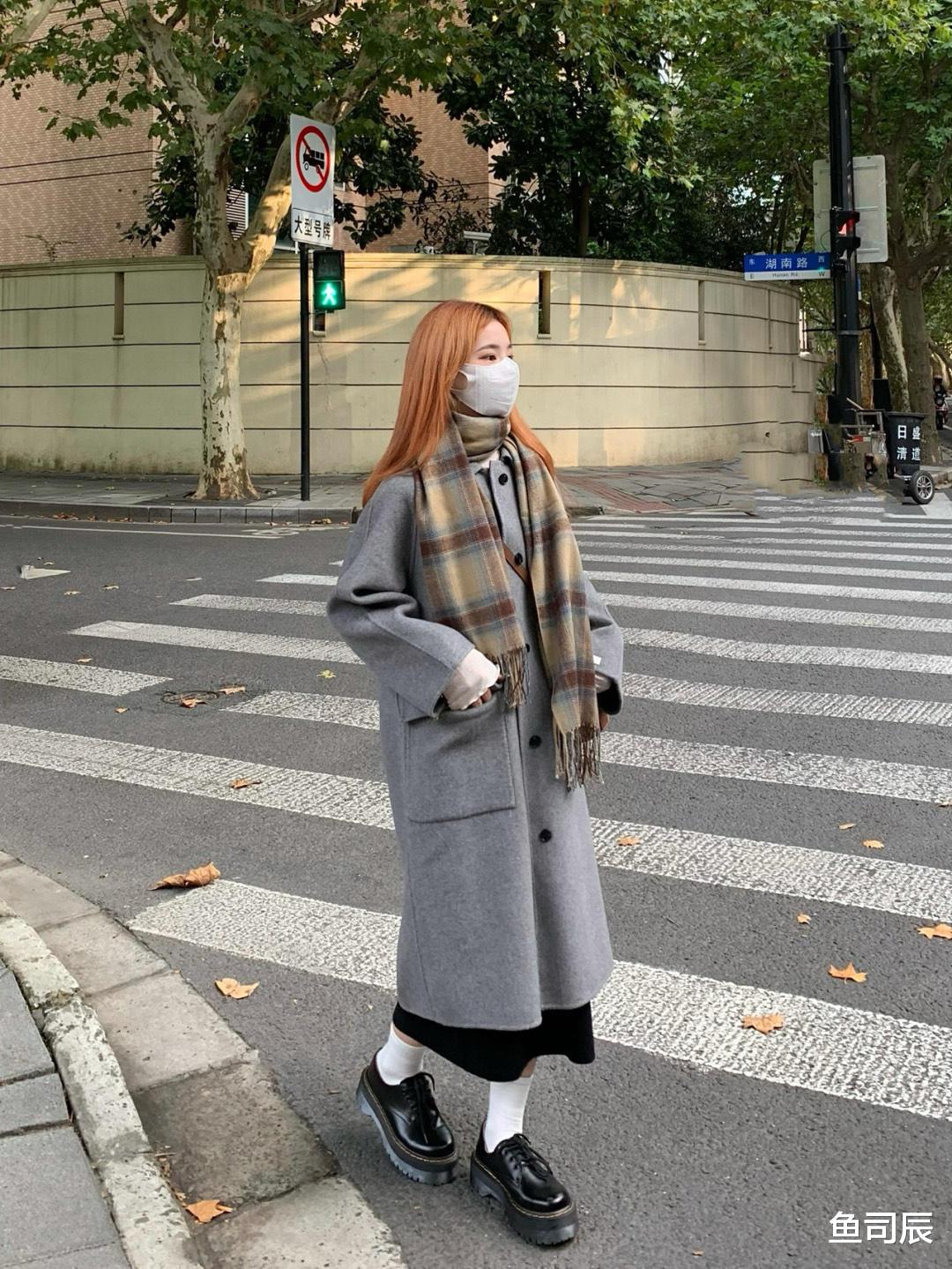 鱼司辰 秋冬季节不知道穿什么？一件毛呢大衣全搞定，让你美出新高度