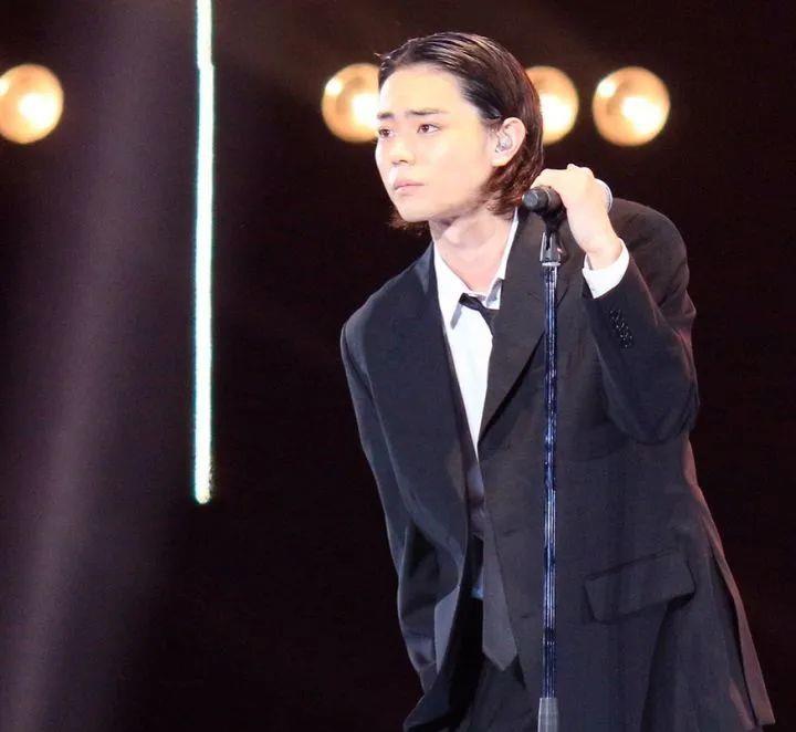 |被石原里美赞帅气的菅田将晖,愿意为女友退社,果真是宠妻好男人