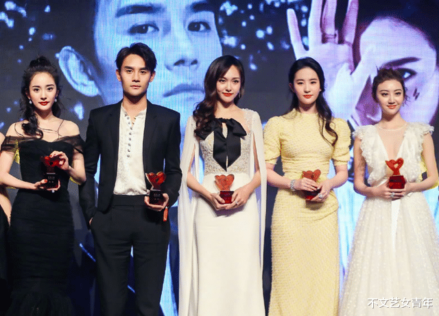 鞠婧祎|为什么有的人自拍好看合照却很丑？“合照美才是真的美”有道理吗