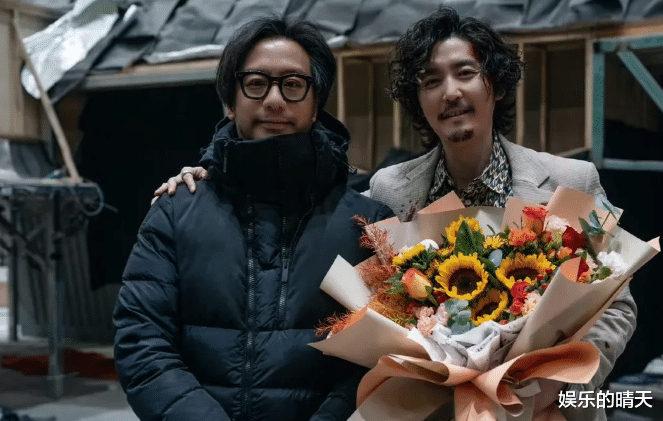 成毅|刘德华到底怎么了？新戏杀青合影留念，为啥拿着一束麦穗？