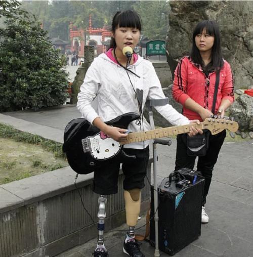 生活的艺术家 汶川大地震中，那个失去双腿被丈夫抛弃的李应霞，如今怎么样了？
