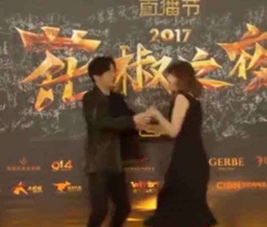 韩雪|明星被占便宜的尴尬瞬间，薛之谦被吻，韩雪吓坏，刘亦菲最惨