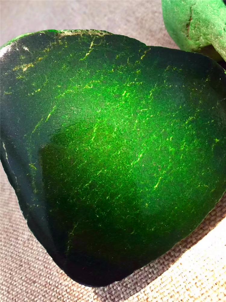 翡翠|“率壳石，全绿色，满绿水干没底儿”，注意干青、铁龙生的区别！