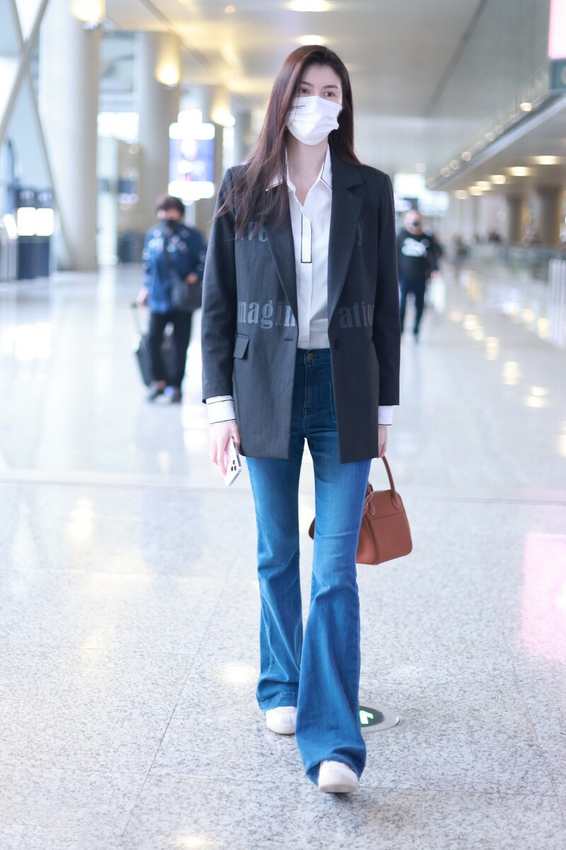 衬衫|何穗的造型真养眼，阔腿裤+衬衫尽显超模范，没浪费178cm的身材