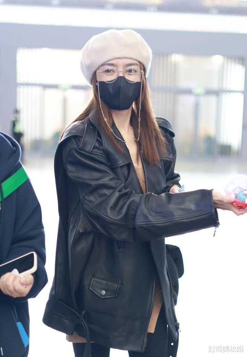 林俊杰|秦岚身材好真任性，穿“男友皮衣”配小脚裤走机场，又飒又美