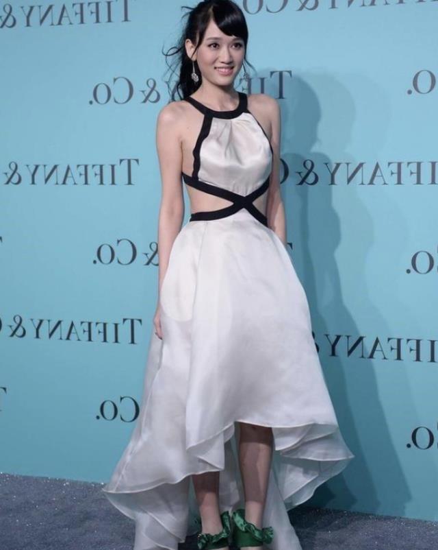 陈乔恩|陈乔恩恋爱后愈发大胆！穿“肚兜裙”秀凹凸感，不愧是中年少女