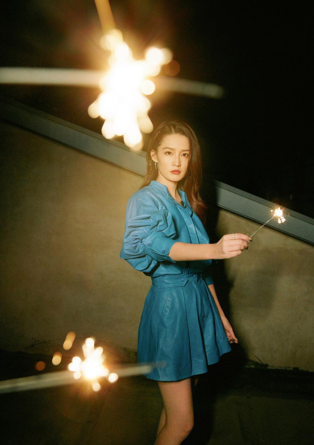 吴京|李沁新造型太有气质，蓝色套装搭配卷发红唇，又美又飒又时髦高级