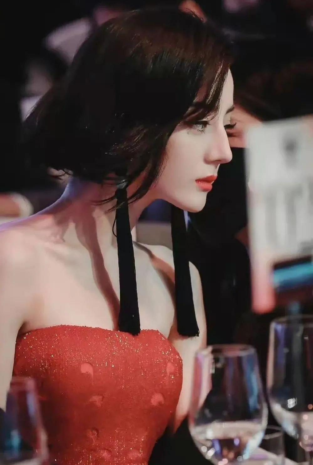 蓝盈莹|林依晨短下巴，蓝盈莹凹脸面，这9位女星侧面不如正面