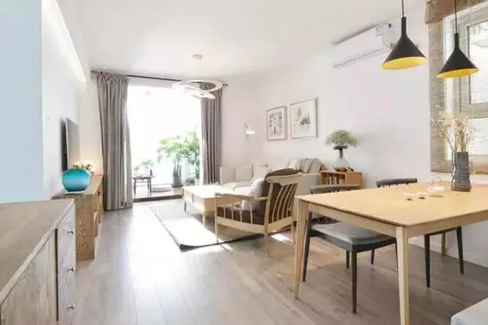 客厅与阳台之间要不要装推拉门？这样可以美到客厅里去！