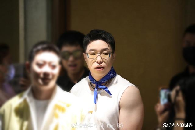 德云社|德云社烧饼又“惹祸”了，因两张照片惹怒妻子，网友开启吃瓜模式