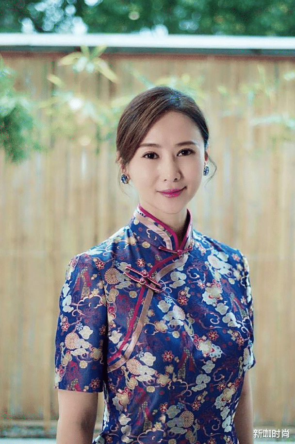 新咖时尚|穿墨绿丝绒旗袍的翁虹，身材气质一把抓，美成“古典女神”！
