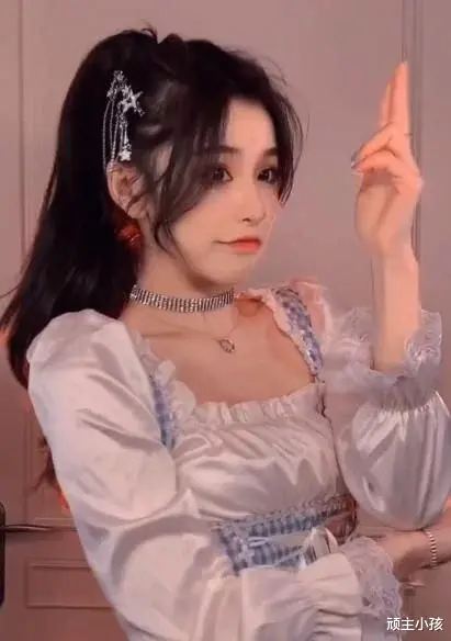 运动裤|刘思瑶模仿蔡萝莉扎双马尾，本以为锦上添花，看到效果：谁让你学的