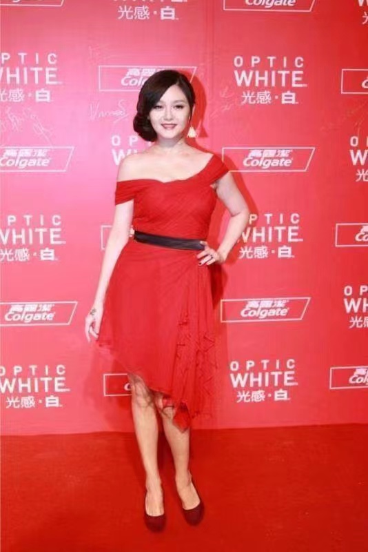 大S|大S皮肤保养太好，烫“大妈卷”看着也不老气，一袭红裙惊艳了