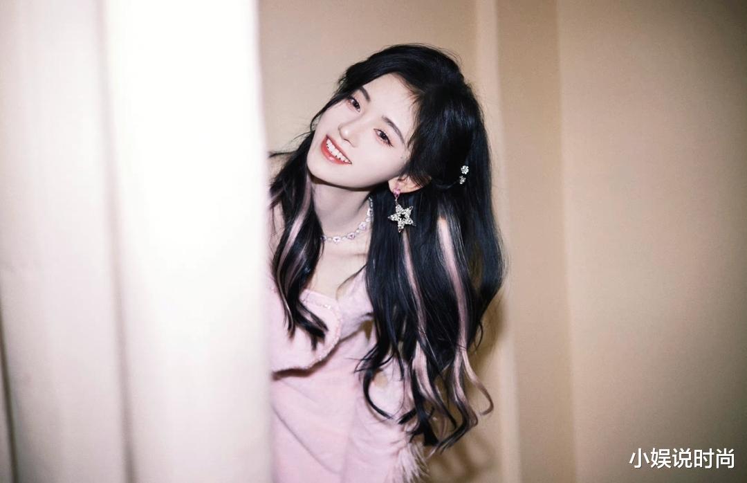 鞠婧祎|鞠婧祎简直小仙女本仙，粉色心形羽毛连衣裙配星星耳饰，又甜又美