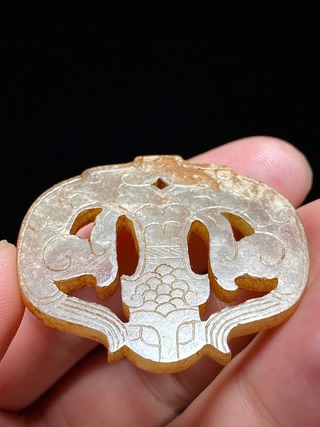 和田玉籽料|战国 和田玉籽料 游丝毛雕 螭龙纹 玉珮